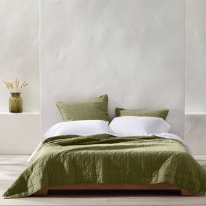 Casaluna Heavyweight Linen Quilt and Sham Set- King Moss Green
